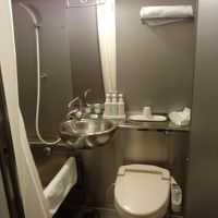 すべてステンレスの不思議な感じのユニットバスです。