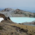 神秘的でエメラルドグリーンの湖面を持つ湯釜