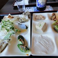 夕食も種類の多いバイキングでどれも美味しいですよ。