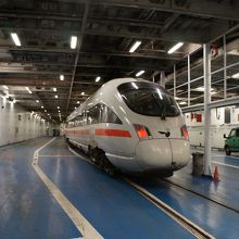 車と並んで車両甲板に