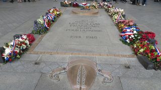 凱旋門の地上部分にひっそりと佇んでいる、第一次大戦出征兵士の墓