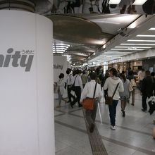 テナントが多く、人通りも多いです。