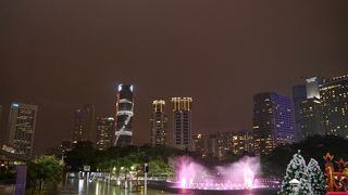 ライトアップされた噴水ショー