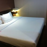 ベッドは特大　２人でも余裕です