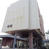 ホテルの外観。ちょっと古め