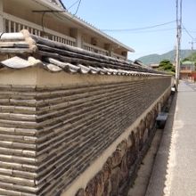 近くの塀もすごい