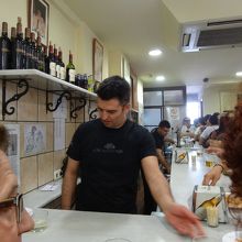 お兄さんが手際よくさばいてくれます