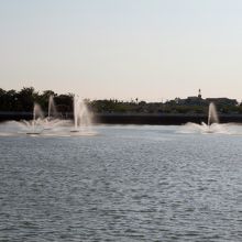 増田池東側からの親水デッキ全景とフロート噴水。