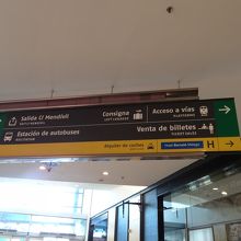 マラガ駅内にあるバスターミナルの表示です