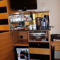 お茶セットと冷蔵庫があります。