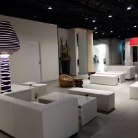 ロビーには白いイスとテーブルがあり清潔さを感じられます。