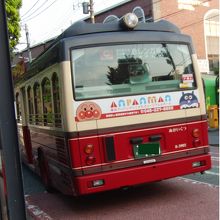 漸くバスを降車、後ろ姿を撮影