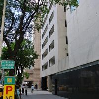 奥がグロリアプリンス。泊ったのは手前の白い建物