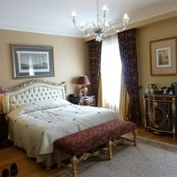 ベッドルームも広々でアメニティも充実。ターンダウンサービスも