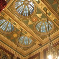 ティラウンジの豪華な天井です。優雅にカフェできます。