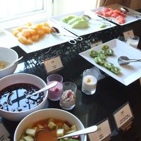 朝食ビュッフェのフルーツ、ヨーグルトエリアの一角。