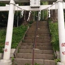 傾斜を利用して境内が形作られている