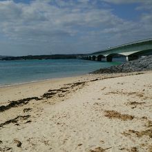 島側の駐車場の下です。