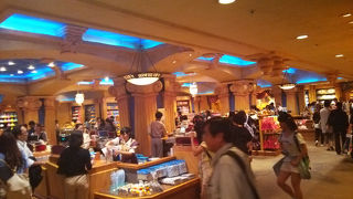 シーで一番大きなお土産やさん。