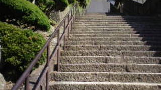 山にへばりつく「山寺」