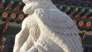 勤政殿には石像が沢山