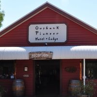 ホテルのフロント。中は広く、ゆったり座ってくつろげます。