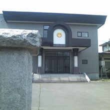 入口から見た本堂の様子