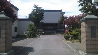 入口の南無妙法蓮華経の碑が立派なお寺でした