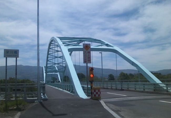 石狩川の雄大な景観を両側の歩道から悠々と眺められます