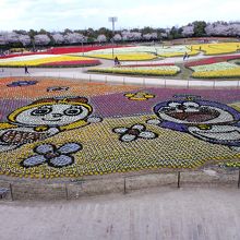 花で描かれたドラえもん