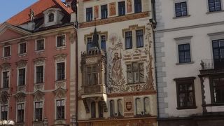 馬に乗った騎士の絵が描いてあります。