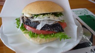 名物バーガーを食べましょう。