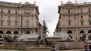 ナイアディの噴水あり