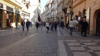 旧市街広場から火薬塔に向かう通りです