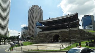 名前通り‘崇礼門（南大門）’のある広場