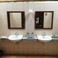 洗面所。きれいですよ。タオルや洗面道具も備え付けです。