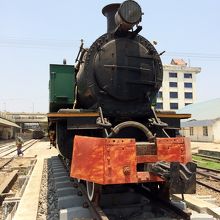 駅の片隅に保存されている蒸気機関車