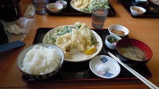 三宅島では貴重な食堂