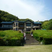 鎌倉文学館の庭園から建物を見る