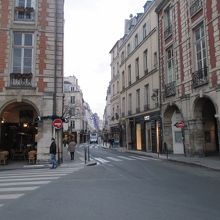 西の端　ボージュ広場にある、通りの入口付近