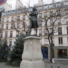 この　カロン・ド・ボーマルシェの銅像が目印。裏手にあります。