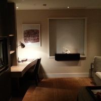 リビングがあり、テレビを隔てて左側が寝室