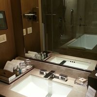 洗面台。正面左手にアメニティグッズのロクシタン