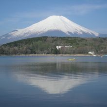 ホテルの前から逆さ富士見えました。