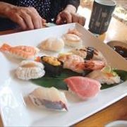 特上にぎりです。ここの握り寿司は、新鮮なネタをふんだんに使っており、その時期、一番のものを食べる事ができます。