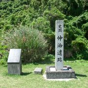 貝塚や首里王府時代の石畳道の遺構がある