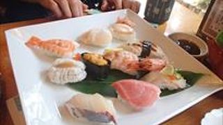 特上にぎりです。ここの握り寿司は、新鮮なネタをふんだんに使っており、その時期、一番のものを食べる事ができます。
