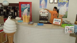 、おいしいセンベイを試食して、お気に入りを買ったら、ぜひ、このソフトクリームを食べて帰ってください