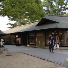 入口方向。手前にお土産ショップがあります。