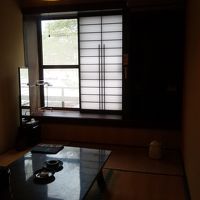 窓からは屋根の向こう、木の間に信濃川が見えます。